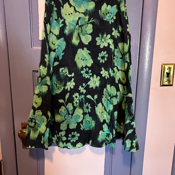 Jones New York Signature size 4 floral skirt - Picture 2 of 2